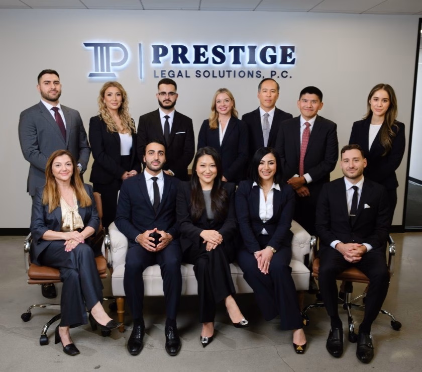 Foto de grupo de abogados, abogados de derecho laboral en Los Ángeles, posando juntos para una foto